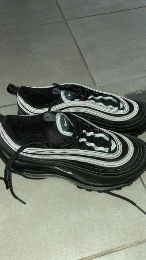 Nike air Max 97 hel svarta  - Nästan helt nya, bara använda 2 gånger. Storlek 38