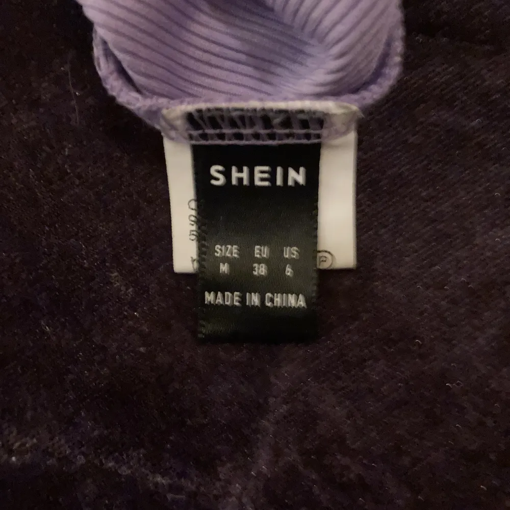 Croppat lila linne från SHEIN köpte det för två år sen och har knappt använt det. Toppar.