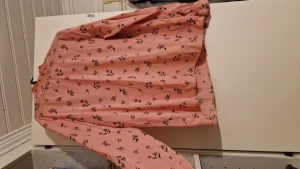 Blus - Rosa blus med mönster från bikbok. Använd fåtal gånger.