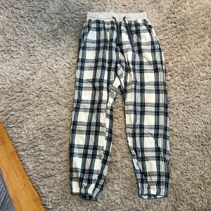 Pyjamasbyxor  - Pyjamas byxor med rutigt mönster i färgerna grönt, blått och vitt. Säljer pågrund av att dom har blivit för små💞