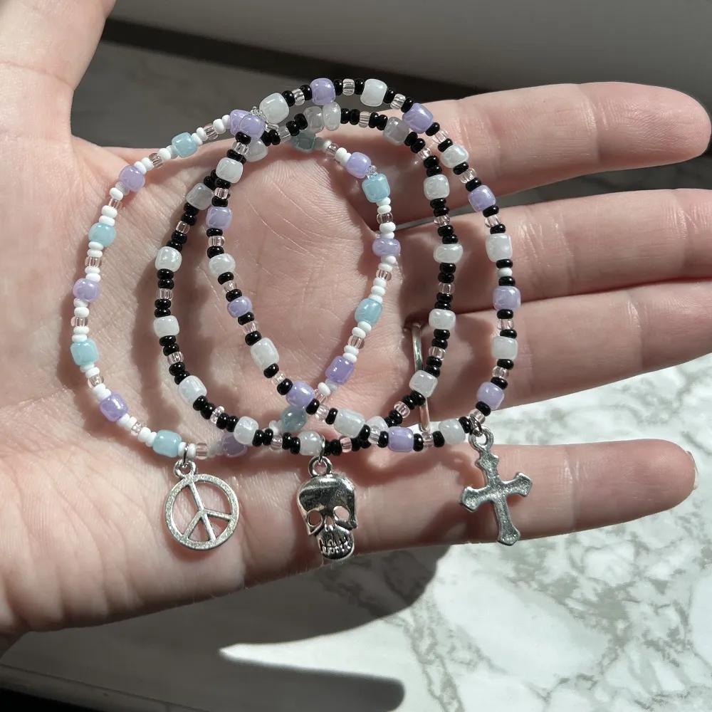 Handgjorda berlockarmband 40 kr/styck (peacemärket såld)💖köp två för 80 🎀 frakt tillkommer på 15 kronor. Accessoarer.