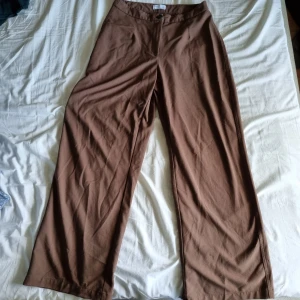 Brun dambyxa  - Bruna, figursydda byxor med vida ben och slouchy-passform 