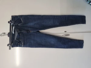Jeans - Jeans nummer 3, inklusive stretch, och passar för kroppen