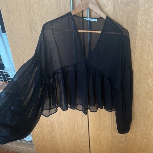 Genomskinlig blus  - Genomskinlig blus från nakd. Så fin men kommer inte till användning. Strl 34 men den är stor så kan passa ändå upp till 38 skulle jag säga beroende på hur man vill ha den Köp direkt i appen för 80kr