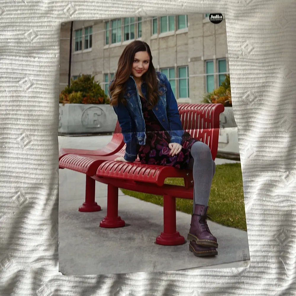 Säljer en txt poster från Julia magazine, finns Oliva Rodrigo på baksidan, priset är 20kr plus frakt!. Asusteet.