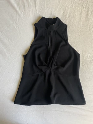 Svart topp med fin urringning  - Knappt använd. Möts upp på Södermalm! :)