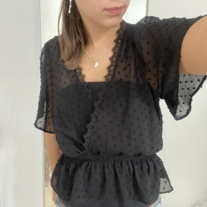 Zara topp/blus - Supersöt zara topp/blus! Brukar vara en storlek S men denna var lite tajt i storleken så M var mycket bättre! Använd endast 2 gånger och säljer då den ej kommer till någon användning!💕  Köpt för 359kr.