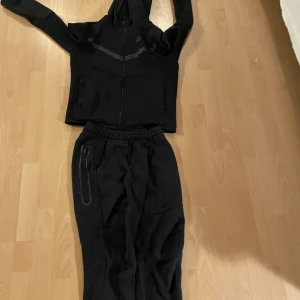 Nike tech flecce  - Säljer en svart Nike tech flecce billigt 