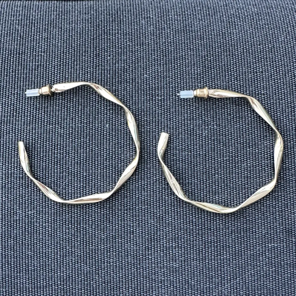 Oanvända örhängen, endast testade. En av de stora örhängena har en liten slitning som fanns vid köp. Kan skicka bild. Har för mig att dessa är från H&M. ❌har tyvärr ingen Ask att skicka dessa i❌. Accessoarer.