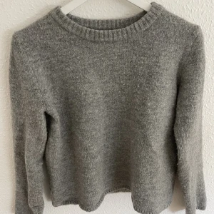 Stickad tröja  - Perfekt stickad tröja som passar till allt. Frakt tillkommer💗