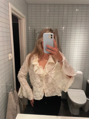 Zara blus - Säljer zara blus som är helt slutsåld och bara använd ett fåtal gånger💛💛