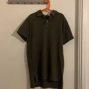 Säljer min polo ralph lauren pike, den är i bra skick och nästan oanvänd. Ny pris runt 900 säljer för 249 pris kan även diskuteras vid snabb affär// hör av er vid fler frågar!😊