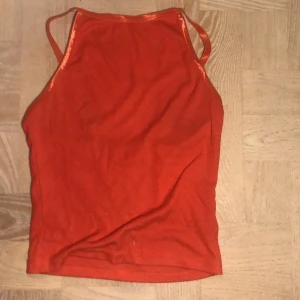 Linne - Har använt, men utan defekter. Snyggt och bra som basplagg eller som det är. Bra kvalitet :)