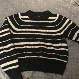 Stickad tröja MONKI - Randig stickad tröja från MONKI i nyskick