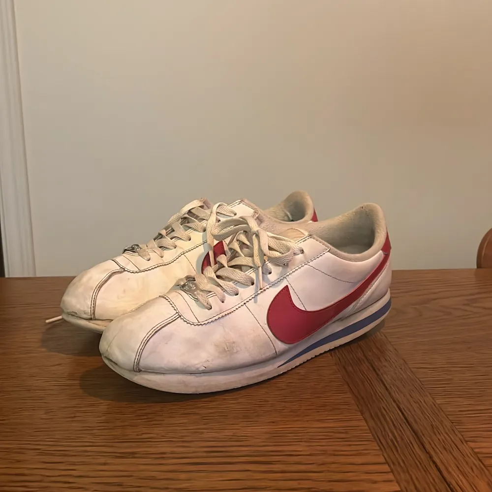 Nike cortez som är i storlek 45 men passar 44.5 bättre,      skick 6/10,     några skador som syns på tredje bilden,       för fler bilder så kan ni kontakta mig. Skor.