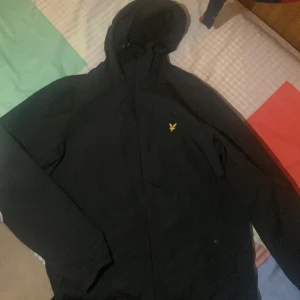 Lyle and scott - Köpte jackan för ca 2 månader sedan men ångrade köpet och kan ej lämna tillbaks. Köpt för 900 kr och vid snabba affärer kan pris diskuteras. 