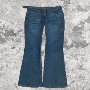 Lågmidjade Jeans  - Skulle säga att dom är ungefär storlek 40👌skriv innan köp nu