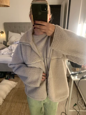 Så fin och sparsamt använd jacka från arket!! - Så fin Teddy jacka från arket som endast är använd ett fåtal gånger i våras! Perfekt för hösten och funkar på vinterns med! Nypris 1150kr