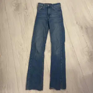 Säljer dessa jeans, upp sydda längst ner och har en slits, högmidhade och hyfsat bootcut ( STÅR EJ FÖR FRAKTEN