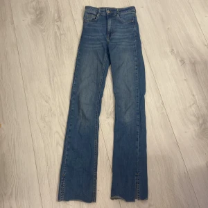 Jeans  - Säljer dessa jeans, upp sydda längst ner och har en slits, högmidhade och hyfsat bootcut ( STÅR EJ FÖR FRAKTEN