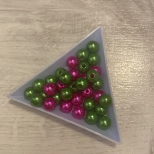 Pärlor  - Rosa och gröna pärlor (STÅR EJ FÖR FRAKTEN) 