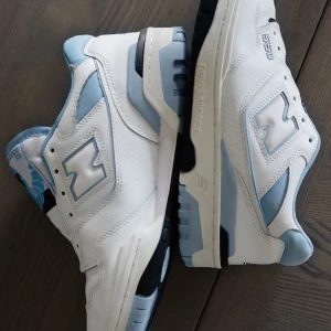 New Balance 550 white/pastel blue - As grymma skor i toppen skick, men för att komma till det tråkiga är de för stora mig! Vilket är varför jag ger er chansen att köpa!  