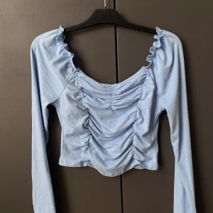 Topp från Shein  - Off shoulder, går även att använda som vanligt. Storlek L men passar även M