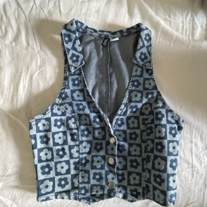 Jeanstopp med knappar - jättefin och söt jeanstopp från hm⚡️använder inte, har endast använts 2-3 gånger sen förra sommaren☺️jättebra skick!