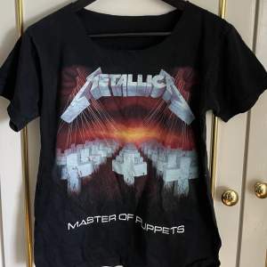 Metallica ”Master of puppets” t-shirt med avklippt hals, passar storlek S-M! 