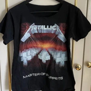 Metallica t-shirt - Metallica ”Master of puppets” t-shirt med avklippt hals, passar storlek S-M! 