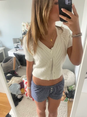 supersöt kofta - supergulliga kofta! Inte använd nån gång så helt nyskick❤️‍🔥 Pssar mig som har storlek xs/s och e 168/169 lång!