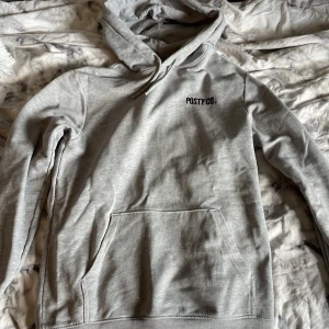 Grå Hoodie - Säljer denna grå Hoodie med ett litet tryck på vänster bröst. Säljer pga lite för tajt för mig men den är sälla använd o därför i bra skick. Kontakta mig om ni har några frågor eller funderingar. Köparen står förfrakten!