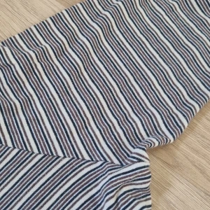 snygg halvpolo - Halvpolo med ett snyggt randigt mönster. Knappt använd.