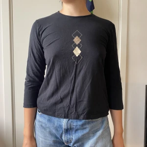 Långärmad tröja med tryck! - Stretchig svart långärmad. Välanvänd, färgen är lite urtvättad. Men inga hål eller dylikt!