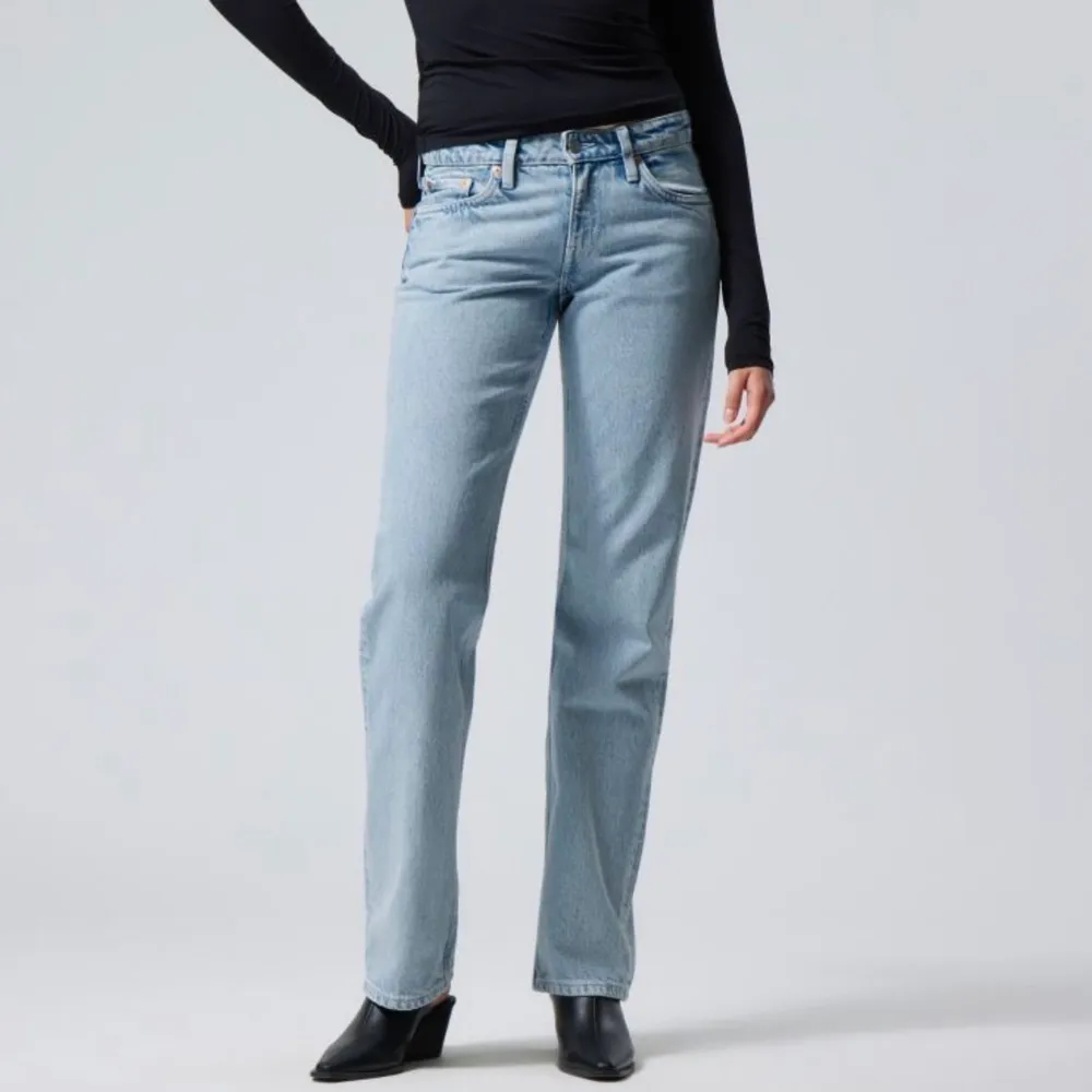 Jätte fina jeans i ny skick som jag tyvärr behöver sälja för att dom inte passar längre, ny priset är 590kr🤍. Jeans & Byxor.