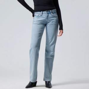 Jätte fina jeans i ny skick som jag tyvärr behöver sälja för att dom inte passar längre, ny priset är 590kr🤍