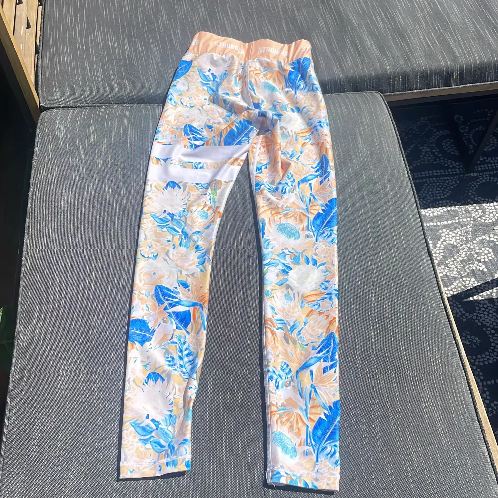 Nu säljer jag mina Stronger tights. Säljer pga ingen användning för dem längre. Använda fåtal gånger! Använda fåtal gånger! . Farkut & Housut.