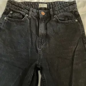 Jeans ”Betty” Nypris 499 Raka jeans  Grå svarta 