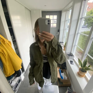 Grön jacka  - Säljer denna sjukt snygga gröna jacka ifrån zara med ett coolt tryck på högra armen. 💕 Strl S & i väldigt bra skick. Säljer då jag har en annan grön jacka. HAR BUD PÅ 200KR. Jackan är ej såld även fast de står de!