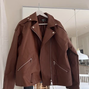 Brun skinnjacka 🙋🏼‍♀️🩷👏🏻 - Jättefin skinnjacka från Missguided, enbart testad. 💗🌸🌸