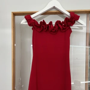 Röd klänning  - Kort off shoulder klänning.  Använd 2 gånger  Storlek xs men passar S
