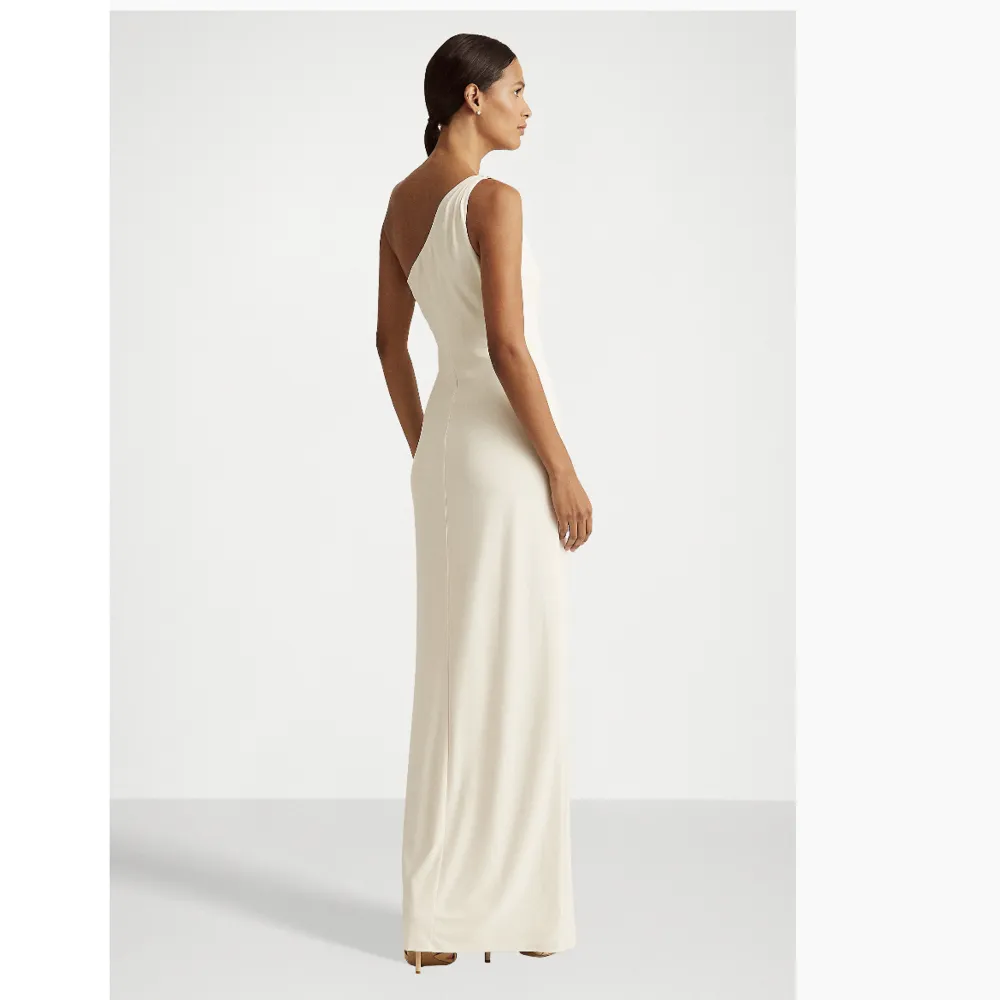 Säljer min super fina balklänning från Ralph Lauren! Endast använd en gång! Otroligt fin på och bekväm!💕Nypris 3095kr. Klänningar.