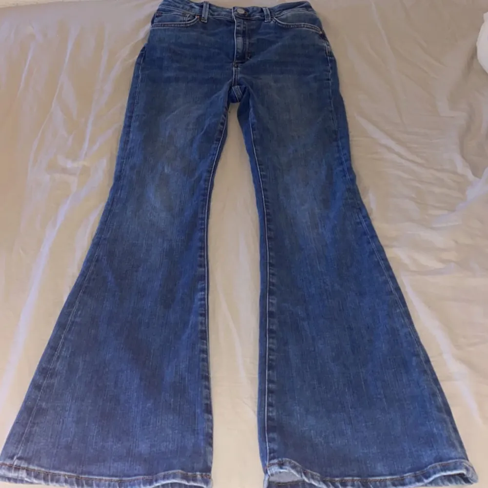 Jättefina flare jeans från bikbok som aldrig hsr blivit använda! Dom är inte lika blå som på bilderna! Köpt för 600. Pris kan diskuteras. Jeans & Byxor.