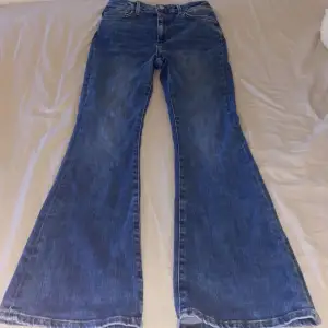 Jättefina flare jeans från bikbok som aldrig hsr blivit använda! Dom är inte lika blå som på bilderna! Köpt för 600. Pris kan diskuteras