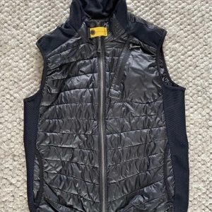 Para jumper väst - Den är för liten för mig så vill sälja den till nån som passar, nästan helt oanvänd och den är i bra skick