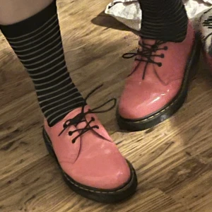 Rosa dr martens - Dr martens, använda Max 2h av mig, köpta för 700kr på sellpy