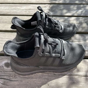 Svarta Adidas i nyskick säljes till bra pris - Modellen är Adidas U_ Path run och de är i storleken 40. Endast prövade så de är som nya🖤 Går att diskutera priset vid smidig affär