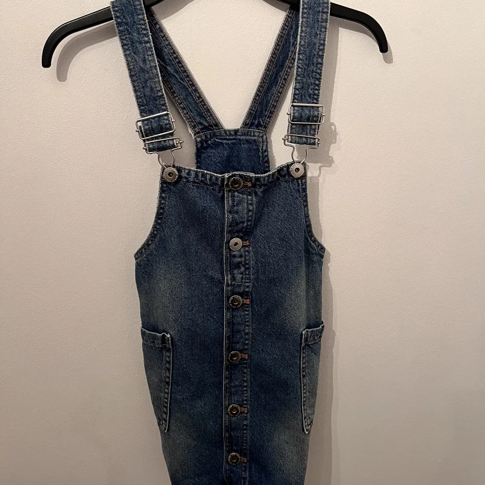 Hängselklänning i jeans som är i nyskick och endast är provad!💞💞 Pris kan ev diskuteras💞. Jeans & Byxor.