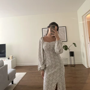 Långklänning missguided stl 32 - Söt blommig långklänning i stl 32 med en slits. Dragkedja där bak, aldrig använd och lappar sitter kvar.