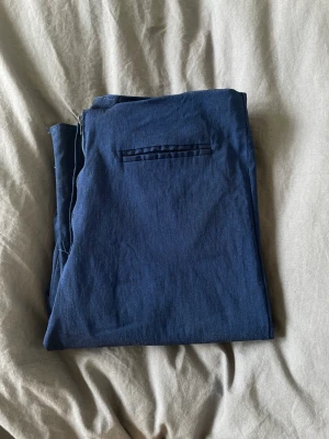 Blåa byxor highwaist  - Superfina ”kostymiga” byxor. Mycket fint skick. Bekväma och raka i modellen. 